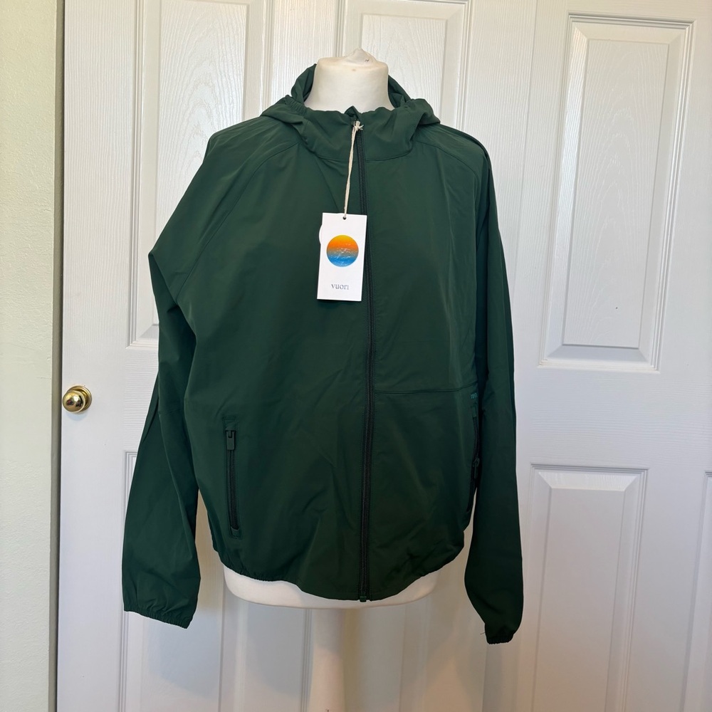NWT Vuori Women’s Renew Trainer She’ll Jacket Size Large Dark Green Color